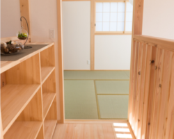 造作の本棚を廊下に設置。たくさん本が収納できます。