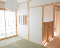 2階の小窓から覗けば、リビングの家族ともお話しできます。