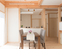 明るい日差しが入るリビング。吹抜けでさらに開放的な空間に。