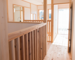 杉の木の腰高格子は、風通しも良く木目も美しい。