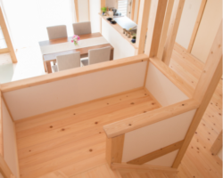 階段の踊り場を、ワークスペースとして確保。