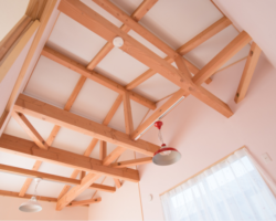 梁現しの高い天井でひろびろした子ども部屋